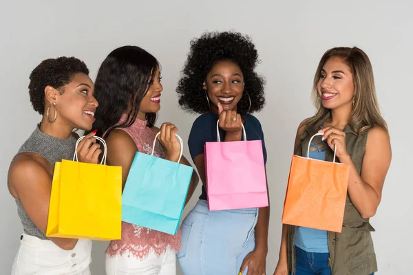 Grupp Fyra Kvinnliga Minoritet Vänner Spenderar Tid Tillsammans — Stockfoto