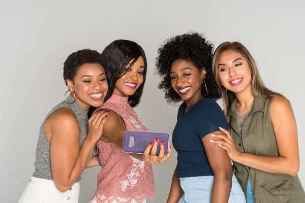 Grupo Quatro Amigas Minoritárias Que Passam Tempo Juntas — Fotografia de Stock