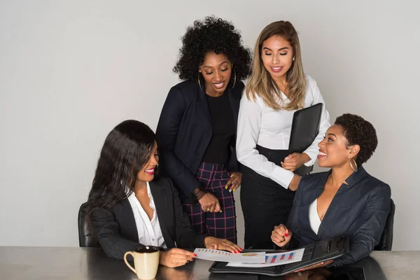 Grupo Cuatro Empresarias Minoritarias Que Trabajan Juntas Oficina — Foto de Stock