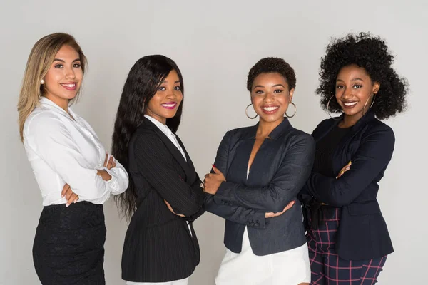 Groupe Quatre Femmes Affaires Minoritaires Travaillant Ensemble Bureau — Photo