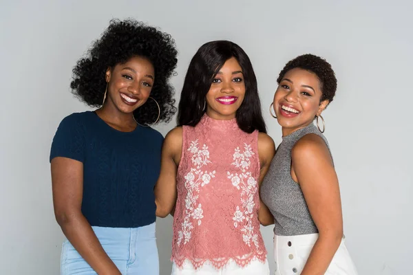 Grupo Jovens Mulheres Afro Americanas Felizes — Fotografia de Stock