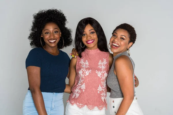 Grupp Unga Glada Afroamerikanska Kvinnor — Stockfoto