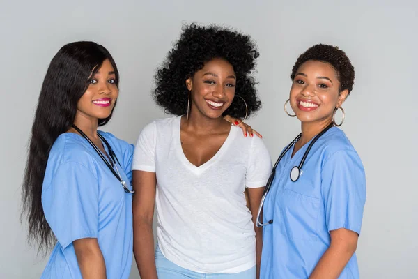 Dos Enfermeras Afroamericanas Con Paciente —  Fotos de Stock