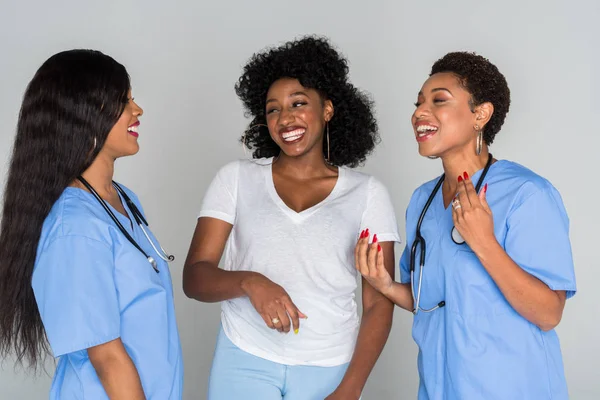 Duas Enfermeiras Afro Americanas Com Paciente — Fotografia de Stock