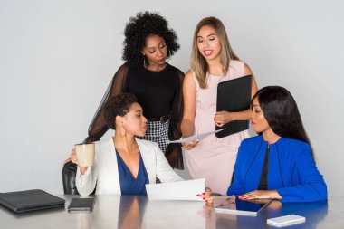 Grup birlikte bir ofiste çalışan iş kadınları