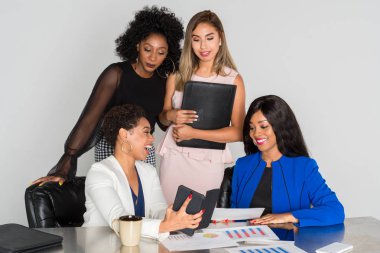 Grup birlikte bir ofiste çalışan iş kadınları