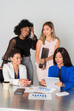 Grup birlikte bir ofiste çalışan iş kadınları