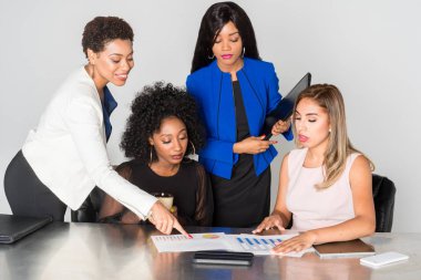 Grup birlikte bir ofiste çalışan iş kadınları