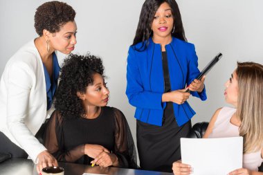 Grup birlikte bir ofiste çalışan iş kadınları