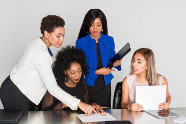 Grup birlikte bir ofiste çalışan iş kadınları