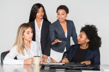 Grup birlikte bir ofiste çalışan iş kadınları