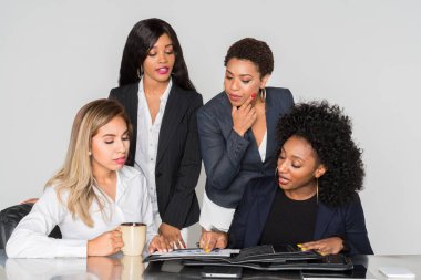 Grup birlikte bir ofiste çalışan iş kadınları