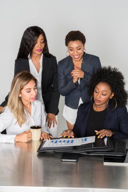 Grup birlikte bir ofiste çalışan iş kadınları