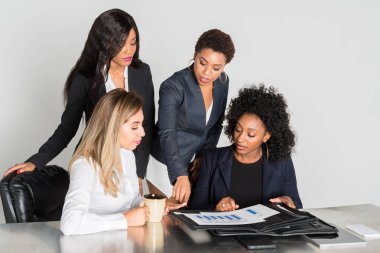 Grup birlikte bir ofiste çalışan iş kadınları