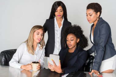 Grup birlikte bir ofiste çalışan iş kadınları