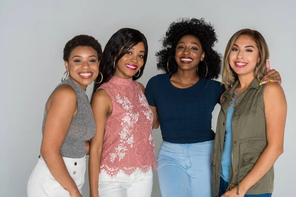 Gruppen Unga Kvinnliga Vänner Spenderar Tid Tillsammans — Stockfoto