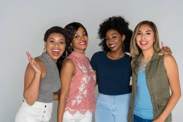 Grupo Jóvenes Amigas Que Pasan Tiempo Juntas — Foto de Stock