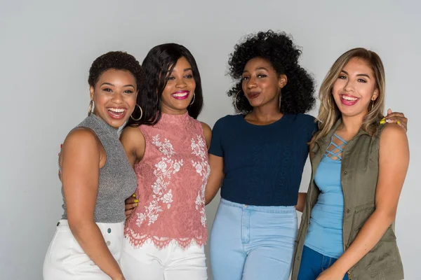 Grupo Jóvenes Amigas Que Pasan Tiempo Juntas — Foto de Stock