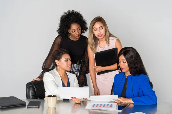 在办公室一起工作的女企业家组 — 图库照片