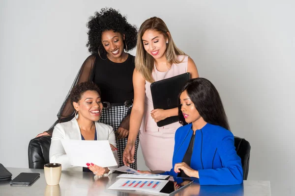 Gruppe Von Geschäftsfrauen Arbeitet Einem Büro Zusammen — Stockfoto