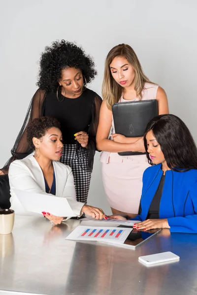 Grup birlikte bir ofiste çalışan iş kadınları