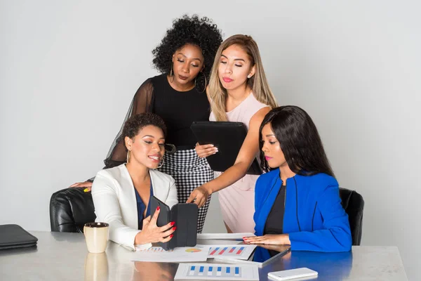 Gruppe Von Geschäftsfrauen Arbeitet Einem Büro Zusammen — Stockfoto