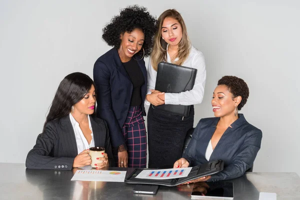 Grup birlikte bir ofiste çalışan iş kadınları