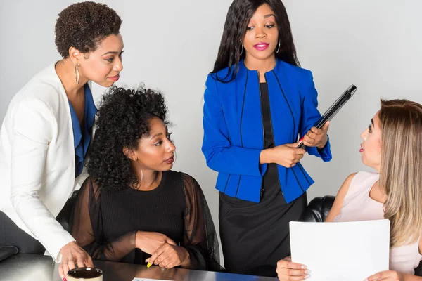 Grup birlikte bir ofiste çalışan iş kadınları