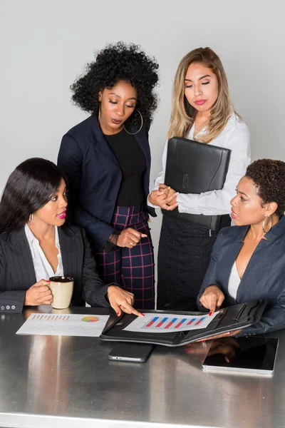 Gruppe Von Geschäftsfrauen Arbeitet Einem Büro Zusammen — Stockfoto