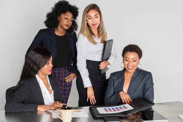 Grup birlikte bir ofiste çalışan iş kadınları