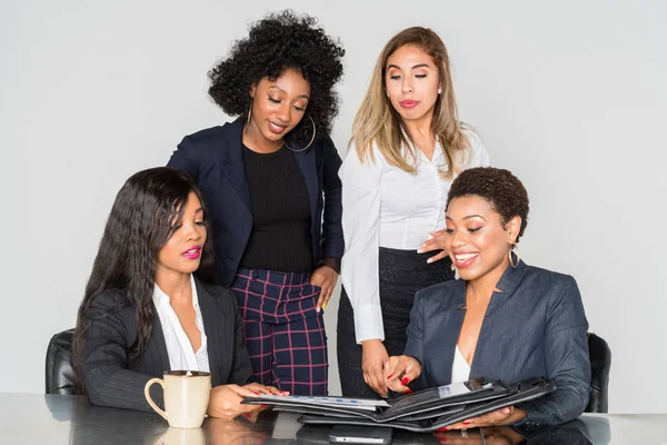 Grup birlikte bir ofiste çalışan iş kadınları