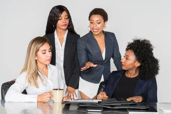 在办公室一起工作的女企业家组 — 图库照片