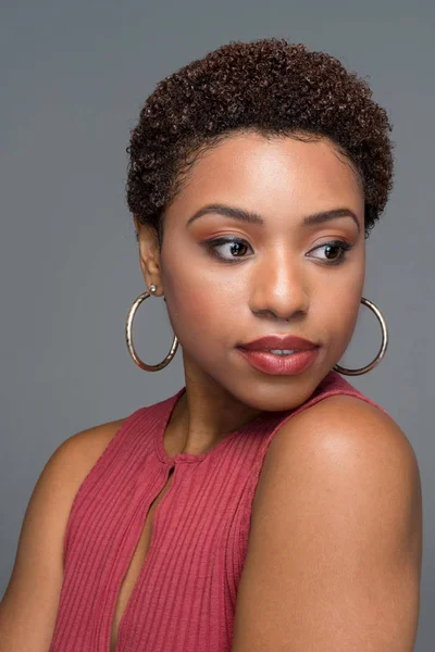 Afrika kökenli Amerikalı anne bir portre oturumda poz