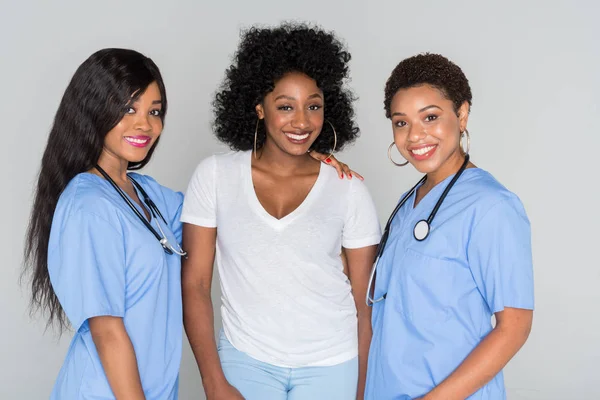 Αφρικανική Αμερικανική Νοσοκόμες Που Εργάζονται Έναν Ασθενή — Φωτογραφία Αρχείου