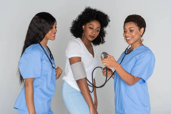 Enfermeiras Afro Americanas Trabalhando Com Paciente — Fotografia de Stock