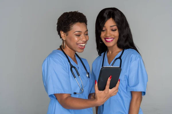Δύο Νοσηλευτές Αφρικανική Αμερικανική Εργασία Τους Βάρδια Στο Νοσοκομείο — Φωτογραφία Αρχείου