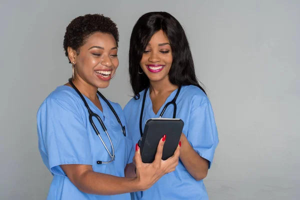 Δύο Νοσηλευτές Αφρικανική Αμερικανική Εργασία Τους Βάρδια Στο Νοσοκομείο — Φωτογραφία Αρχείου