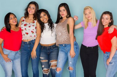 Bir grup arkadaşıyla altı farklı mutlu teen birlikte