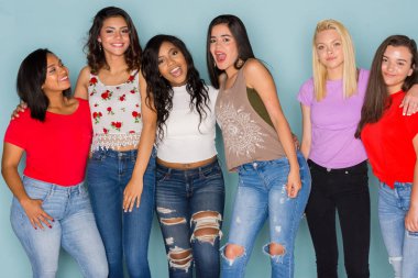 Bir grup arkadaşıyla altı farklı mutlu teen birlikte