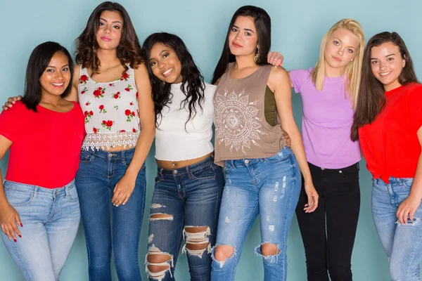 Eine Gruppe Von Sechs Verschiedenen Glücklichen Teenagern Zusammen — Stockfoto