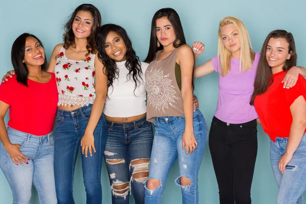 Bir grup arkadaşıyla altı farklı mutlu teen birlikte