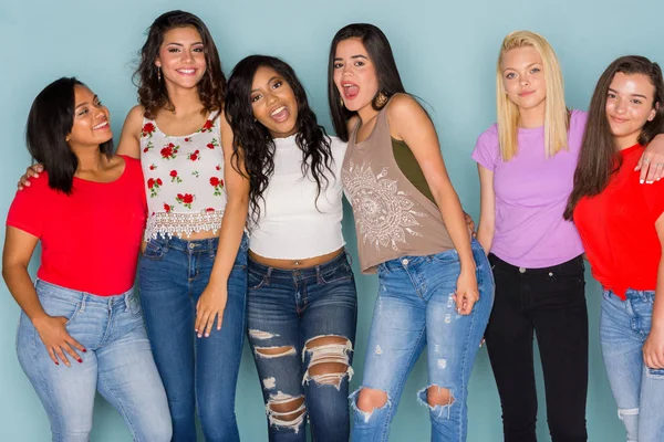 Bir grup arkadaşıyla altı farklı mutlu teen birlikte