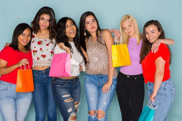 Bir grup arkadaşıyla altı farklı mutlu teen birlikte