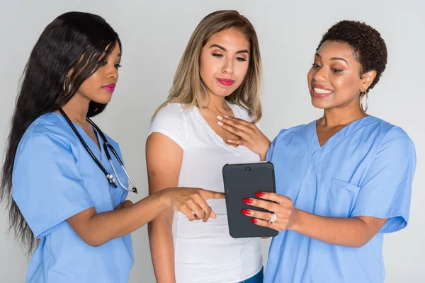 Twee Afro Amerikaanse Verpleegkundigen Werken Met Een Patiënt Het Ziekenhuis — Stockfoto