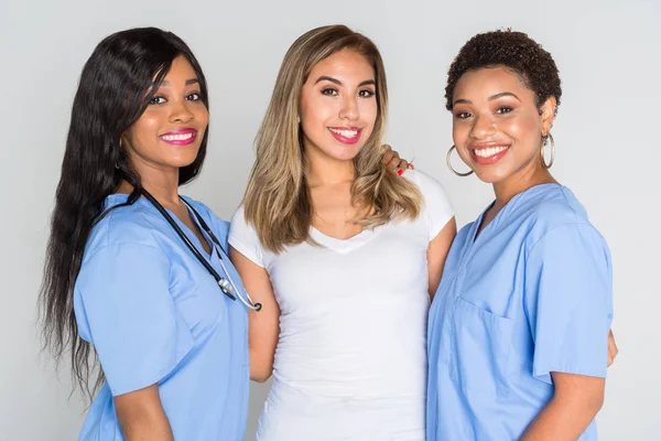 Dos Enfermeras Afroamericanas Trabajando Con Paciente Hospital —  Fotos de Stock