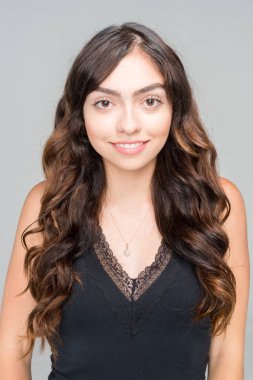 Genç mutlu İspanyol anne bir portre poz