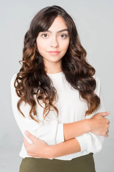 Mutlu bir İspanyol kadın iş kadını portresi