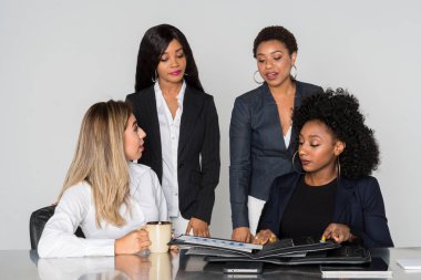 Grup dört Latin ve Afro-Amerikan iş kadınları
