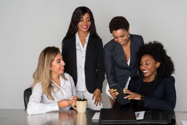 Grup dört Latin ve Afro-Amerikan iş kadınları