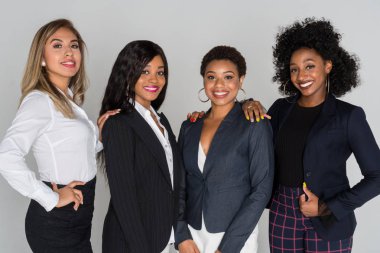 Grup dört Latin ve Afro-Amerikan iş kadınları